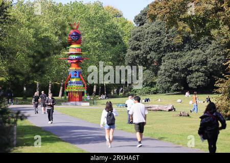 Frieze Sculpture 2023, la célèbre exposition d’art publique gratuite, revient à Regents Park pour la saison d’automne, transformant le joli espace vert en une immense galerie extérieure, à Londres, au Royaume-Uni Banque D'Images