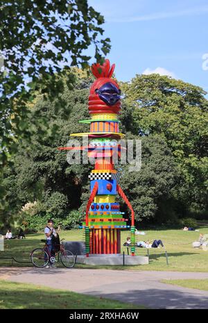 Frieze Sculpture 2023, la célèbre exposition d’art publique gratuite, revient à Regents Park pour la saison d’automne, transformant le joli espace vert en une immense galerie extérieure, à Londres, au Royaume-Uni Banque D'Images