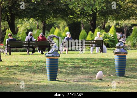 Frieze Sculpture 2023, la célèbre exposition d’art publique gratuite, revient à Regents Park pour la saison d’automne, transformant le joli espace vert en une immense galerie extérieure, à Londres, au Royaume-Uni Banque D'Images