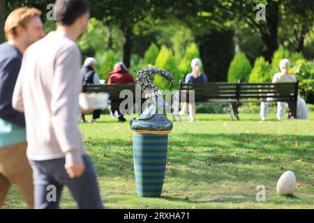 Frieze Sculpture 2023, la célèbre exposition d’art publique gratuite, revient à Regents Park pour la saison d’automne, transformant le joli espace vert en une immense galerie extérieure, à Londres, au Royaume-Uni Banque D'Images