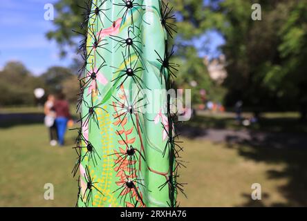 Frieze Sculpture 2023, la célèbre exposition d’art publique gratuite, revient à Regents Park pour la saison d’automne, transformant le joli espace vert en une immense galerie extérieure, à Londres, au Royaume-Uni Banque D'Images