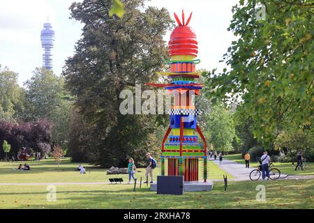 Frieze Sculpture 2023, la célèbre exposition d’art publique gratuite, revient à Regents Park pour la saison d’automne, transformant le joli espace vert en une immense galerie extérieure, à Londres, au Royaume-Uni Banque D'Images