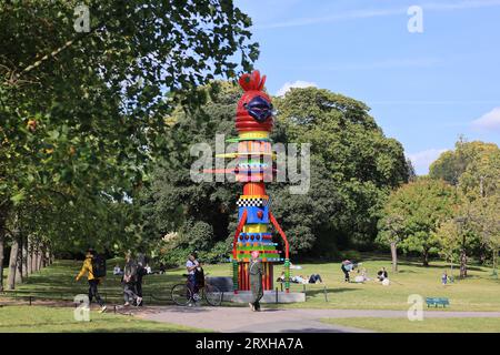 Frieze Sculpture 2023, la célèbre exposition d’art publique gratuite, revient à Regents Park pour la saison d’automne, transformant le joli espace vert en une immense galerie extérieure, à Londres, au Royaume-Uni Banque D'Images