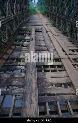 Pont délabré menant aux mines d'or du Congo ; Cinquante, République démocratique du Congo Banque D'Images