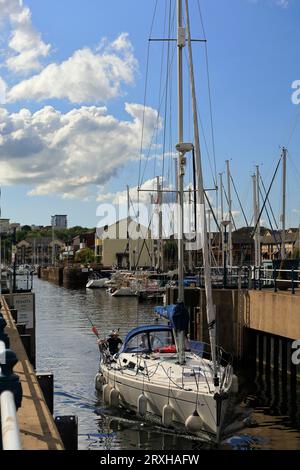 Bateau à voile passant par l'écluse de Penarth Marina dans la baie de Cardiff, Cardiff, prise en septembre 2023 Banque D'Images