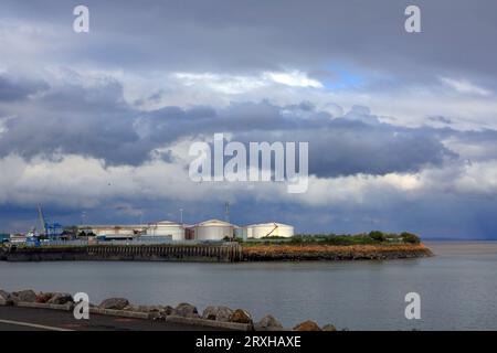 Vue depuis la baie de Cardiff barrage au-dessus du canal de Bristol et des réservoirs de stockage, Cardiff docks avec des nuages spectaculaires. Prise en septembre 2023 Banque D'Images
