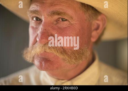 Portrait d'un rancher portant un chapeau de cow-boy; Burwell, Nebraska, États-Unis d'Amérique Banque D'Images