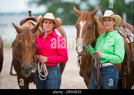 Deux reines de rodéo se tiennent debout avec leurs chevaux ; Burwell, Nebraska, États-Unis d'Amérique Banque D'Images