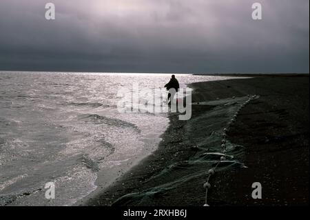 Pêcheur le long du rivage près de point Bay en Alaska, États-Unis ; point Bay, Alaska, États-Unis d'Amérique Banque D'Images