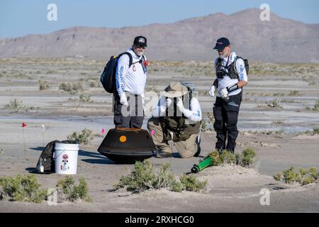 Dugway (États-Unis d ' Amérique). 24 septembre 2023. De gauche à droite, Scott Sandford, responsable scientifique de la capsule de retour d'échantillon de la NASA, Francis McCubbin, conservateur des astromatériaux de la NASA, et Dante Lauretta, chercheur principal OSIRIS-Rex de l'Université de l'Arizona, recueillent des données scientifiques après que la capsule d'échantillon OSIRIS-Rex de la NASA ait atterri au champ d'essai et d'entraînement de l'Utah, le 24 septembre 2023 à Dugway L'échantillon a été prélevé sur l'astéroïde Bennu en octobre 2020 par la sonde spatiale OSIRIS-Rex et retourné sur Terre lors d'un survol. Crédit : Keegan Barber/NASA/Alamy Live News Banque D'Images