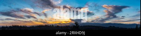 Panorama de coucher de soleil avec des nuages de Virga de rêve sur les Black Hills, Capitol State Forest près d'Olympia, Washington, États-Unis Banque D'Images