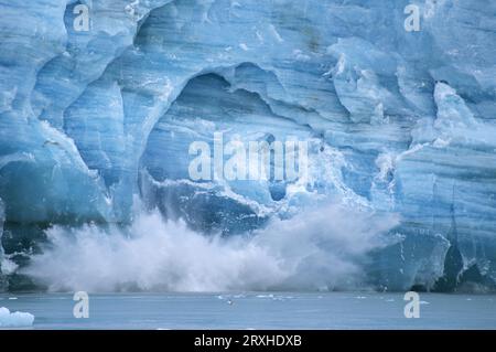 Glacier Hubbard vêlage de morceaux de glace dans l'eau dans la baie de Disenchantement, Alaska, États-Unis ; Alaska, États-Unis d'Amérique Banque D'Images