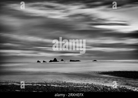 Longue exposition Monochrome lors d'un coucher de soleil à Ruby Beach près de Kalaloch ; Olympic National Park, Washington, États-Unis d'Amérique Banque D'Images