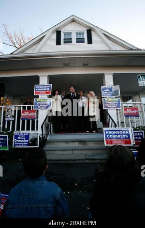 Préparation des élections à Hackensack et Ridgewood dans le New Jersey le 4 novembre 2006, où le sénateur américain Bob Menendez (D-NJ) a fait une tentative de réélection au Sénat. Le sénateur démocrate Bob Menendez du New Jersey est resté défiant après avoir été inculpé pour corruption fin septembre 2023, disant qu'il pense qu'il sera exonéré comme il a répondu à certaines des accusations et des preuves spécifiques décrites par les procureurs. Banque D'Images