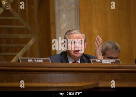 Le sénateur américain Robert Menendez (D-NJ), président de la commission des relations étrangères du Sénat, prononçant la déclaration d'ouverture lors de l'audition sur 'la Syrie après Genève : prochaines étapes pour la politique américaine' le 26 mars 2014. Le sénateur démocrate Bob Menendez du New Jersey est resté défiant après avoir été inculpé pour corruption fin septembre 2023, disant qu'il pense qu'il sera exonéré comme il a répondu à certaines des accusations et des preuves spécifiques décrites par les procureurs. Banque D'Images