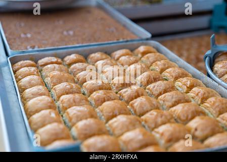 Baklava à la pistache. Saveurs traditionnelles du Moyen-Orient. Le nom local de Baklava est Fistikli Baklava. Baklava turc traditionnel et délicieux. Haute qua Banque D'Images