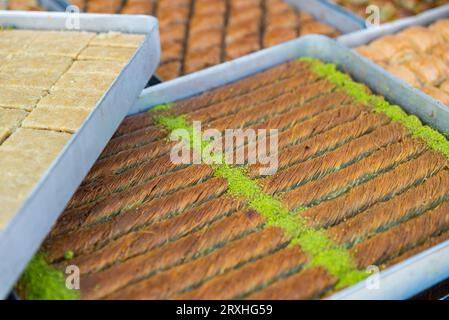 Baklava à la pistache. Saveurs traditionnelles du Moyen-Orient. Le nom local de Baklava est Fistikli Baklava. Baklava turc traditionnel et délicieux. Haute qua Banque D'Images