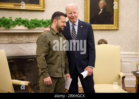 Washington, États-Unis. 21 septembre 2023. Le président américain Joe Biden, à droite, rencontre le président ukrainien Volodymyr Zelenskyy, à gauche, dans le bureau ovale de la Maison Blanche, le 21 septembre 2023 à Washington, D.C. Credit : Ukraine Presidency/Ukrainian Presidency Press Office/Alamy Live News Banque D'Images