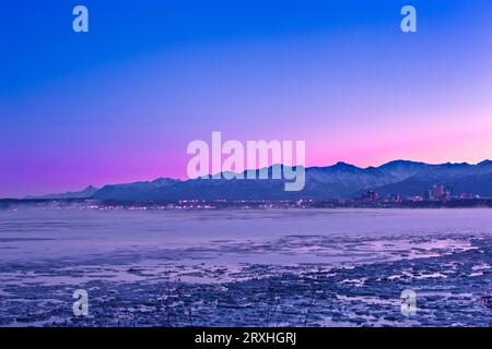 L'ancrage SKYLINE avant l'aube avec du brouillard élevé sur les eaux de Knik Arm vus de tremblement de parc, Southcentral Alaska, Banque D'Images