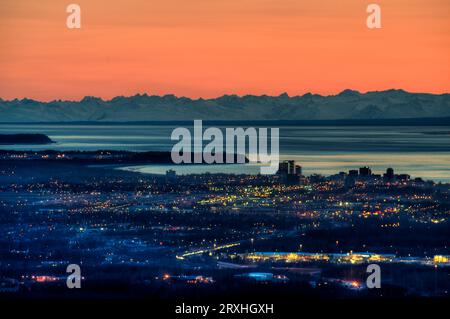 Vue de la Skyline d'Anchorage au coucher du soleil avec Cook Inlet en arrière-plan, Southcentral Alaska Spring Banque D'Images