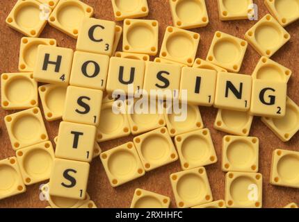 Coûts de logement - en mots, lettres Scrabble Banque D'Images