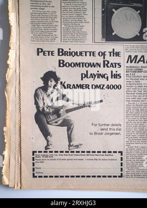 Publicité pour Pete Briquette des Boomtown rats jouant son Kramer DMZ 4000 dans le numéro des années 1970 de Sounds Music Paper Banque D'Images