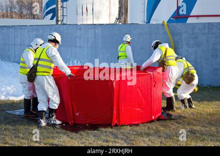 Groupe de sauveteurs élimine les conséquences de l'accident, fuite de produit chimique l'élimination. Banque D'Images