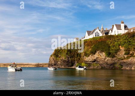 Bateaux dans le port de Port Isaac, Cornwall, Angleterre, Royaume-Uni Banque D'Images