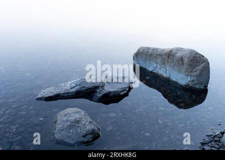 Roches dans l'eau encore peu profonde ; lac Cultus, Colombie-Britannique, Canada Banque D'Images