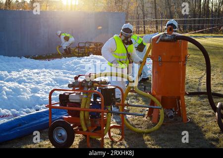 Groupe de sauveteurs élimine les conséquences de l'accident, fuite de produit chimique l'élimination. Banque D'Images