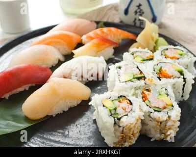 Rouleau californien avec assortiment de sushis nigiri au restaurant japonais. Banque D'Images