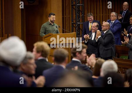 Ottawa, Canada. 22 septembre 2023. Le président ukrainien, Volodymyr Zelenskyy, reçoit une ovation debout après s'être adressé à la Chambre des communes sur la Colline du Parlement, le 22 septembre 2023 à Ottawa, Canada. Crédit : Présidence ukrainienne/Bureau de presse présidentiel ukrainien/Alamy Live News Banque D'Images