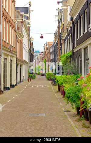 AMSTERDAM, PAYS-BAS - 24 août 2023 : Amsterdam est la capitale des pays-Bas, connue pour son patrimoine artistique, son système de canaux élaboré et son Hou étroit Banque D'Images