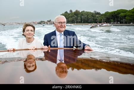 Venedig, Italie. 21 septembre 2023. Le président allemand Frank-Walter Steinmeier et son épouse Elke Büdenbender voyagent en bateau dans la ville lagunaire de Venise après une visite à la 18e Biennale d'architecture 2023. Ce voyage fait partie d'une série de visites dans les États fondateurs de l'UE avant les élections européennes. Crédit : Britta Pedersen/dpa/Alamy Live News Banque D'Images