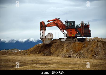 Pelle de 190 tonnes chargeant un camion-benne de 70 tonnes à la mine de charbon de stockton, Westland, Nouvelle-Zélande Banque D'Images