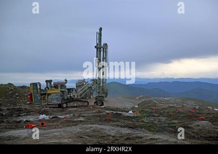 La plate-forme de forage prépare des trous de dynamitage pour enlever les morts-terrains à la mine de charbon stockton, Westland, Nouvelle-Zélande Banque D'Images