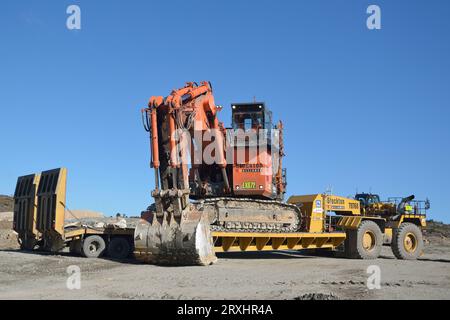 WESTPORT, NOUVELLE-ZÉLANDE, 31 AOÛT 2013 : des hommes chargent une pelle de 190 tonnes sur un transporteur à 48 roues construit sur mesure à la mine de charbon de Stockton le 31 août 2013 Banque D'Images