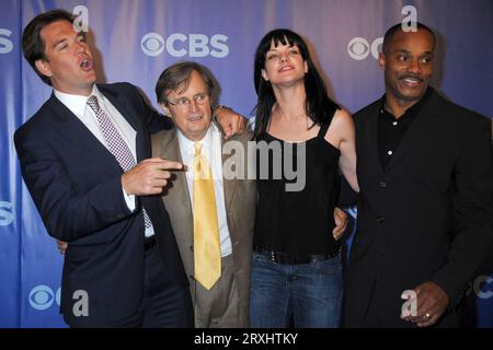 Manhattan, États-Unis d'Amérique. 19 mai 2010. NEW YORK - 19 MAI : David McCallum assiste au CBS UpFront 2010 à Damrosch Park, Lincoln Center le 19 mai 2010 à New York. Personnes : David McCallum crédit : Storms Media Group/Alamy Live News Banque D'Images