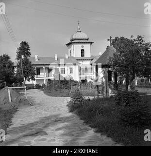 Comté de Neamt, Roumanie, approx. 1977. Le clocher sur le terrain du monastère de Varatec. Banque D'Images