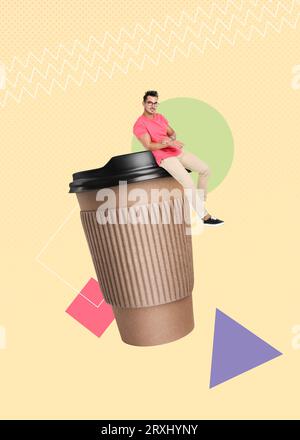 Café à emporter. Homme assis sur la tasse de papier à emporter sur fond beige, illustration élégante Banque D'Images