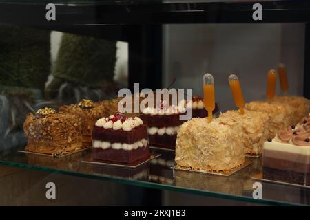 Différents desserts délicieux sur le comptoir en magasin Banque D'Images