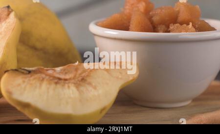 Marmelade dans un bol en céramique sur le dessus de table. Banque D'Images