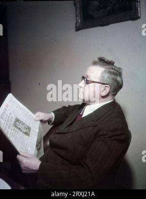 Circa 1940 lieu inconnu et date exacte : HERBERT MORRISON est un journaliste américain et ancien ministre des Affaires étrangères. L'une des émissions les plus célèbres de l'histoire du journalisme radio est le rapport de Herb Morrison en 1937 sur l'explosion et l'écrasement du dirigeable allemand Hindenburg. Le 6 mai 1937, alors qu'il se prépare à atterrir à la base aéronavale de Lakehurst dans le New Jersey. Le Hindenburg a pris feu et s'est écrasé au sol, tuant trente-cinq des quatre-vingt-dix-sept personnes à bord et un membre de l'équipe au sol. (Image de crédit : © Keystone Press Agency/ZUMA Press Wire). ED Banque D'Images