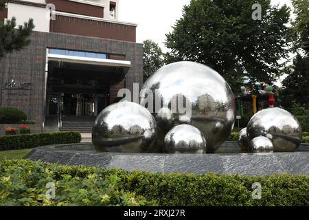 Truskavets, Ukraine - 22 juillet 2023 : Belle fontaine près de l'hôtel sur la rue de la ville Banque D'Images