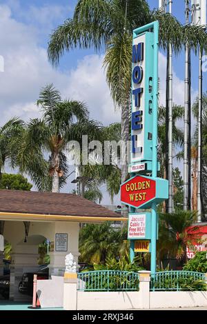 SANTA ANA, CALIFORNIE - 17 SEPTEMBRE 2023 : gros plan du panneau Golden West Motel sur main Street Banque D'Images