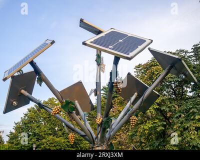 Panneaux solaires en forme d'arbre. Technologies modernes. Panneaux solaires dans le parc. Grumeaux sur fer. Pas un vrai arbre. Design dans un parc moderne. Banque D'Images