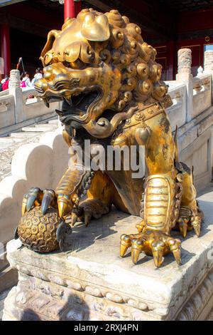 Gros plan vertical sur l'emblématique lion en bronze de la Cité interdite. C'était le palais impérial chinois de la dynastie Ming à la fin de la dynastie Qing Dyn Banque D'Images