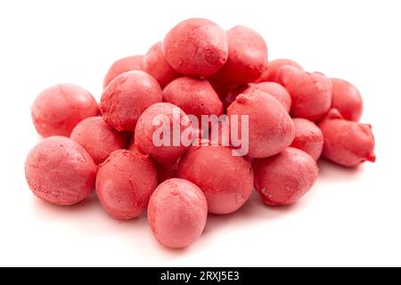 Rouge lyophilisé d'eau salée Taffy sur un fond blanc Banque D'Images