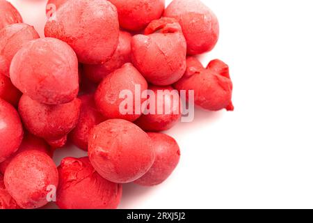 Rouge lyophilisé d'eau salée Taffy sur un fond blanc Banque D'Images