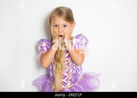 Une mignonne petite fille caucasienne en costume de Hallooween. Enfant en costume Banque D'Images